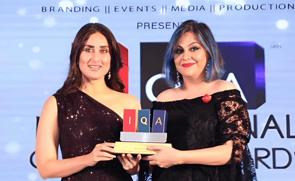 Kareena Kapoor presenting an award to celebrity numerologist Sheelaa M Bajaj